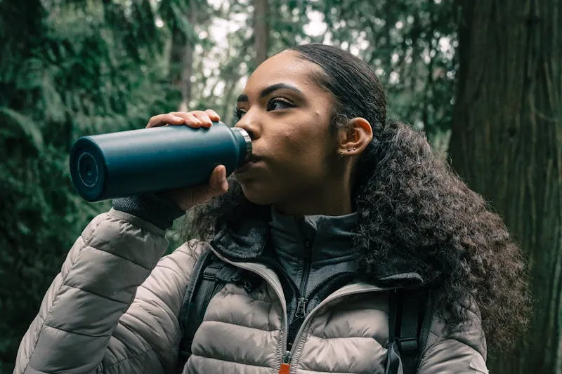 femme qui boit de l'eau