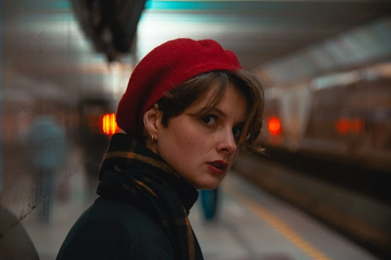 femme avec un béret rouge