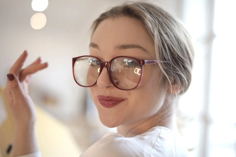 lunettes rouges femme