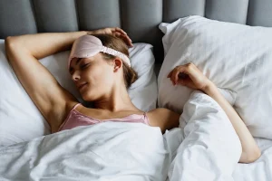 dormir les cheveux attachés