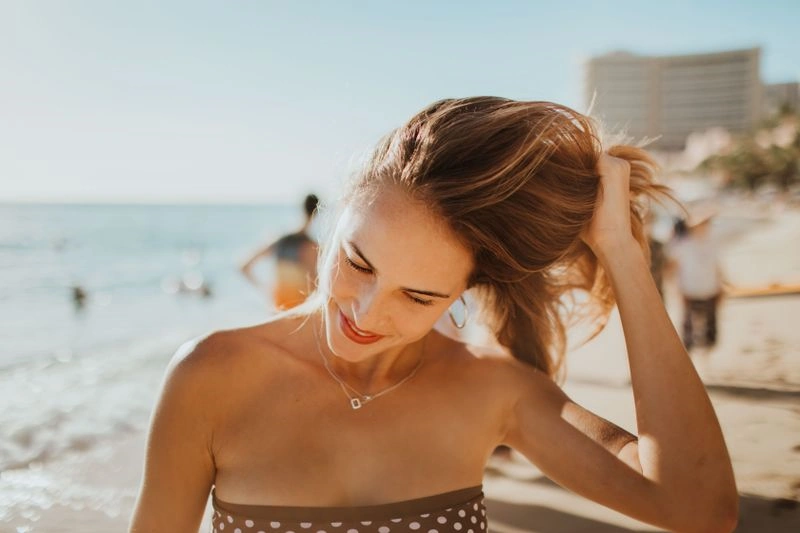 protéger ses cheveux du soleil en été