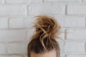 pourquoi les cheveux deviennent fins avec l'âge