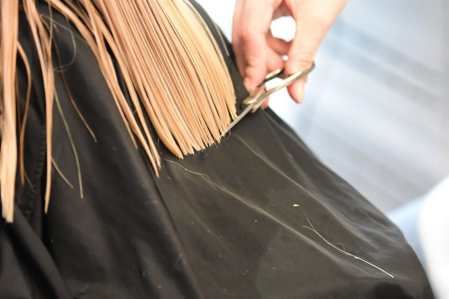 couper ses cheveux pour les faire pousser