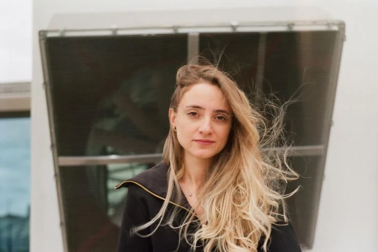femme aux cheveux électriques