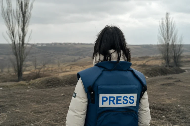 journaliste sur le terrain