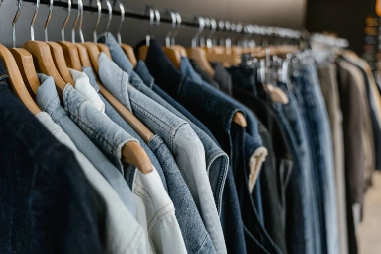 ranger ses vêtements sur des cintres