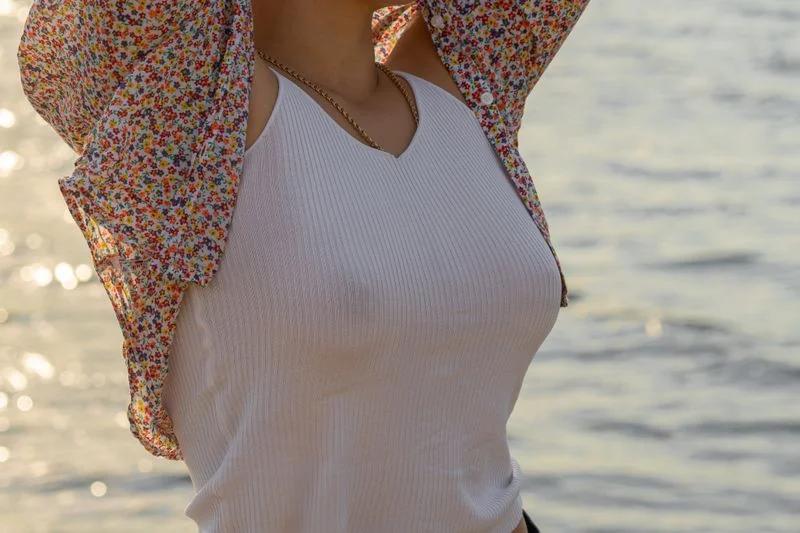 porter une chemise avec forte poitrine